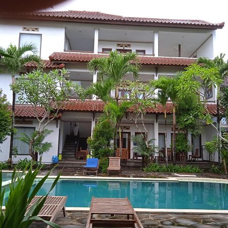 Family House Hotel Kuta Kuta  Kültér fotó