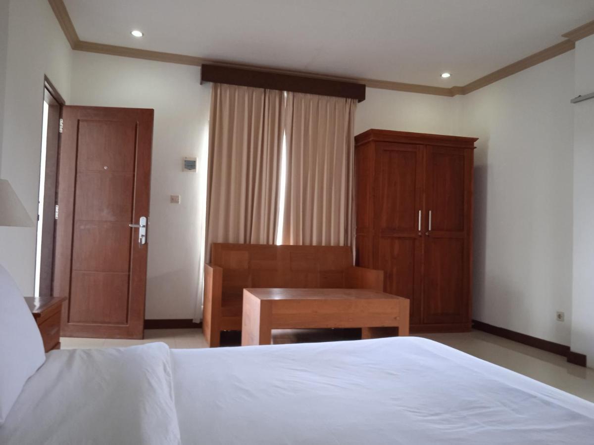 Family House Hotel Kuta Kuta  Kültér fotó