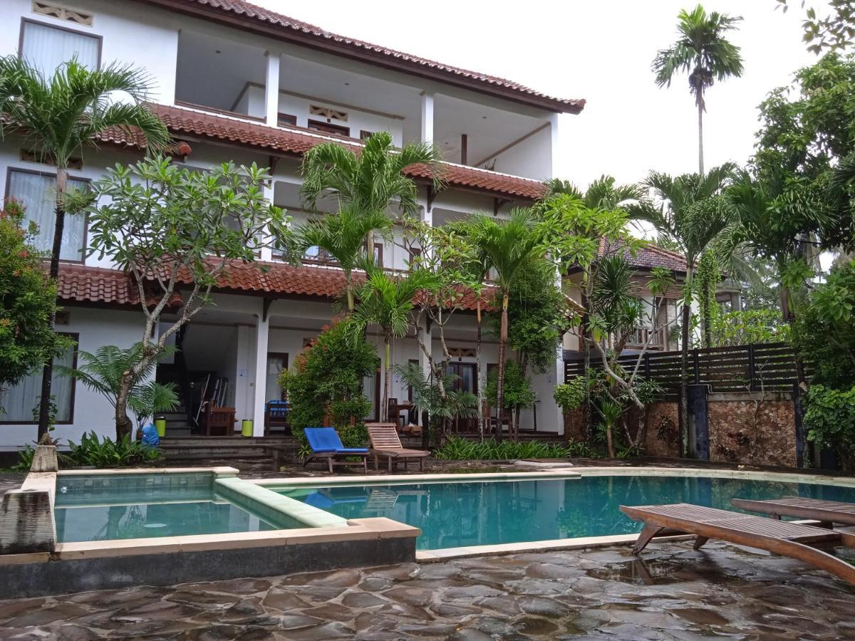 Family House Hotel Kuta Kuta  Kültér fotó